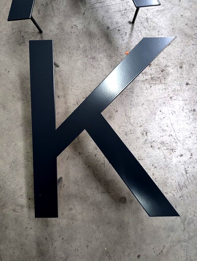 Aluminiowa litera 3D „K” po renowacji i malowaniu proszkowym w lakierni Koczargi.
