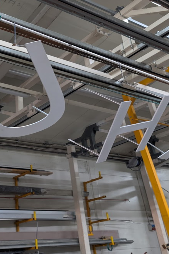 Litery 3D: malowanie proszkowe nietypowych elementów