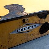 Metalowa skrzynia Cedima BW-300 z ogniskami rdzy i odpryskami lakieru przed śrutowaniem – Lakiernia Proszkowa Koczargi
