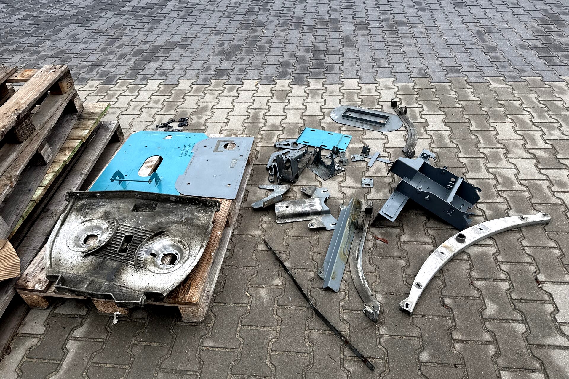 Renowacja maszyn sprzątających – śrutowanie i malowanie proszkowe w Lakierni Koczargi
