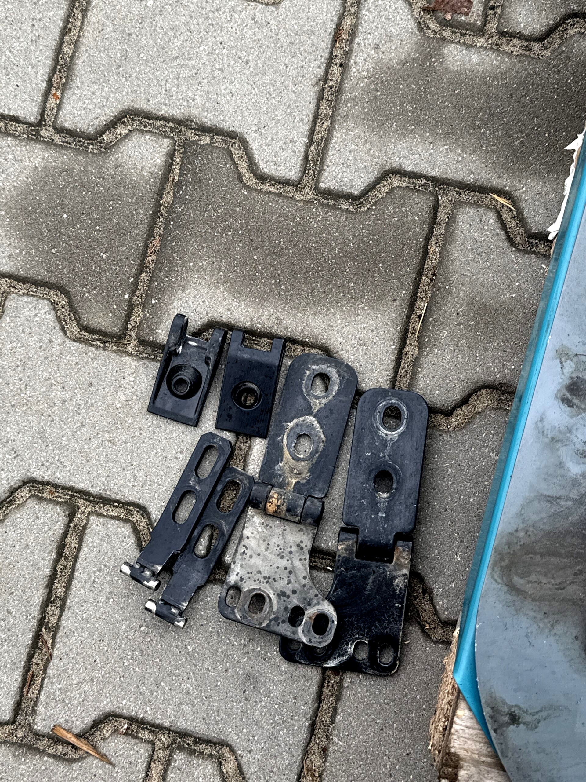Renowacja małych elementów metalowych maszyny sprzątającej – przygotowanie do malowania proszkowego
