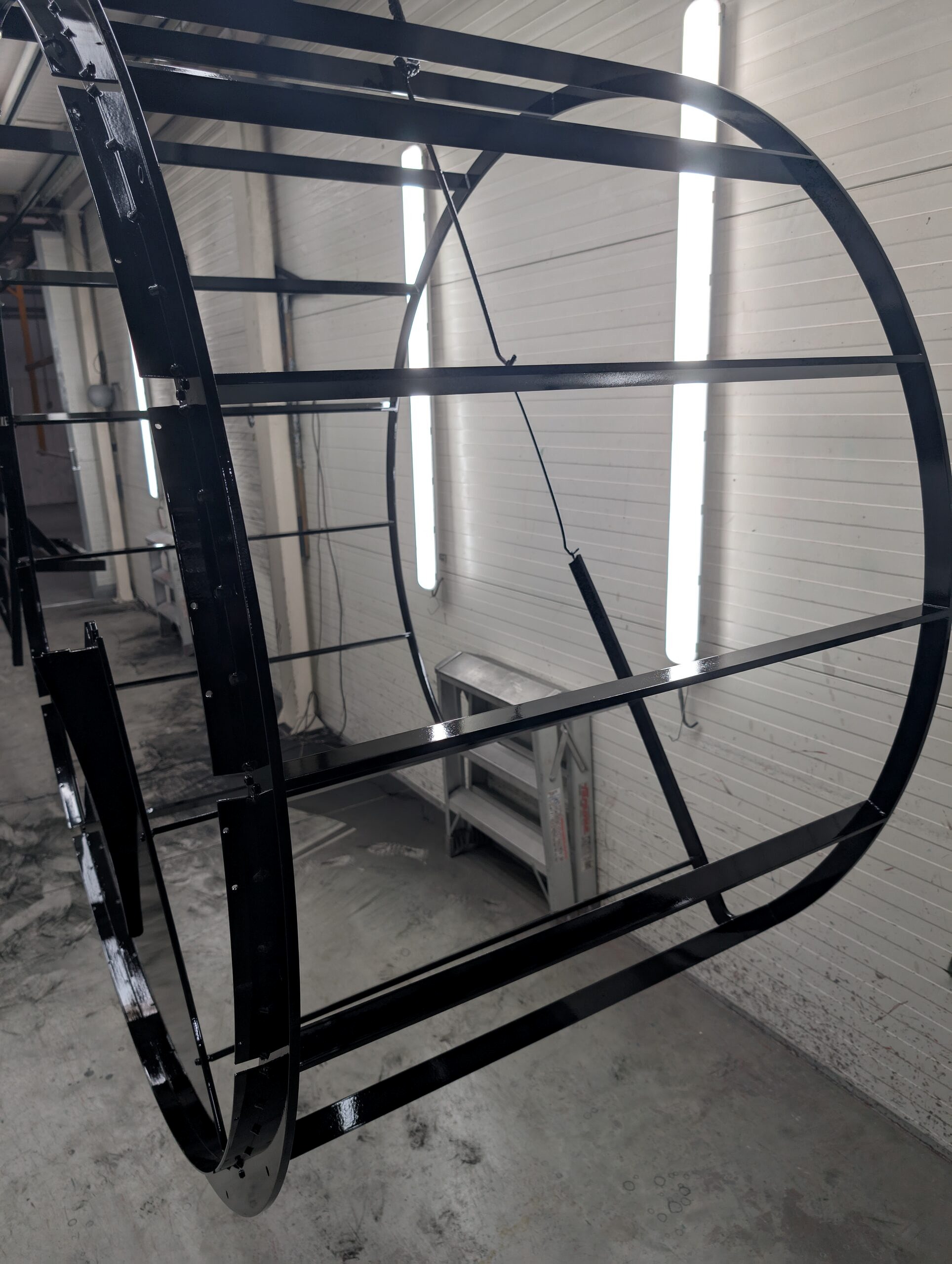 Szkielet schodów i balustrady po nałożeniu czarnego podkładu epoksydowego proszkowego – etap przed warstwą RAL 9005 drobna struktura, Lakiernia Koczargi (Warszawa)