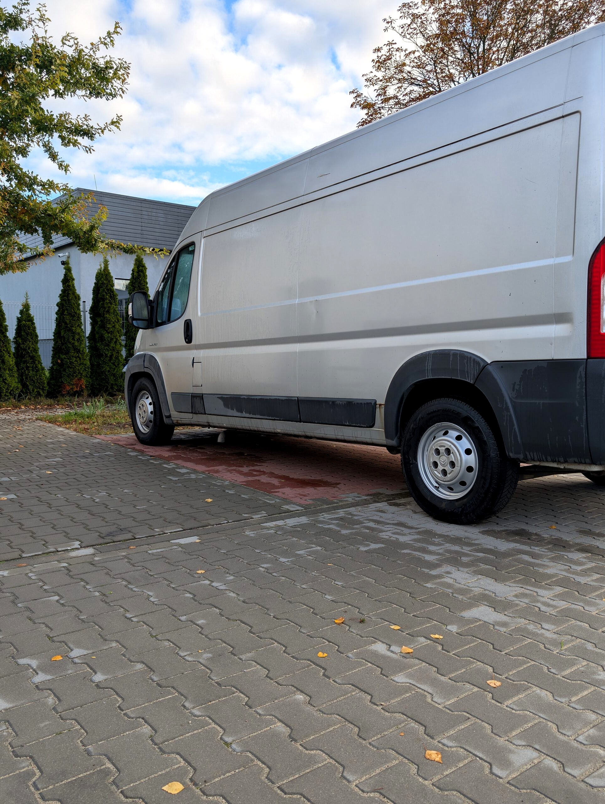 Citroën Jumper — srebrny van dostawczy, widok boczny; serwis i regeneracja zawieszenia, Warszawa