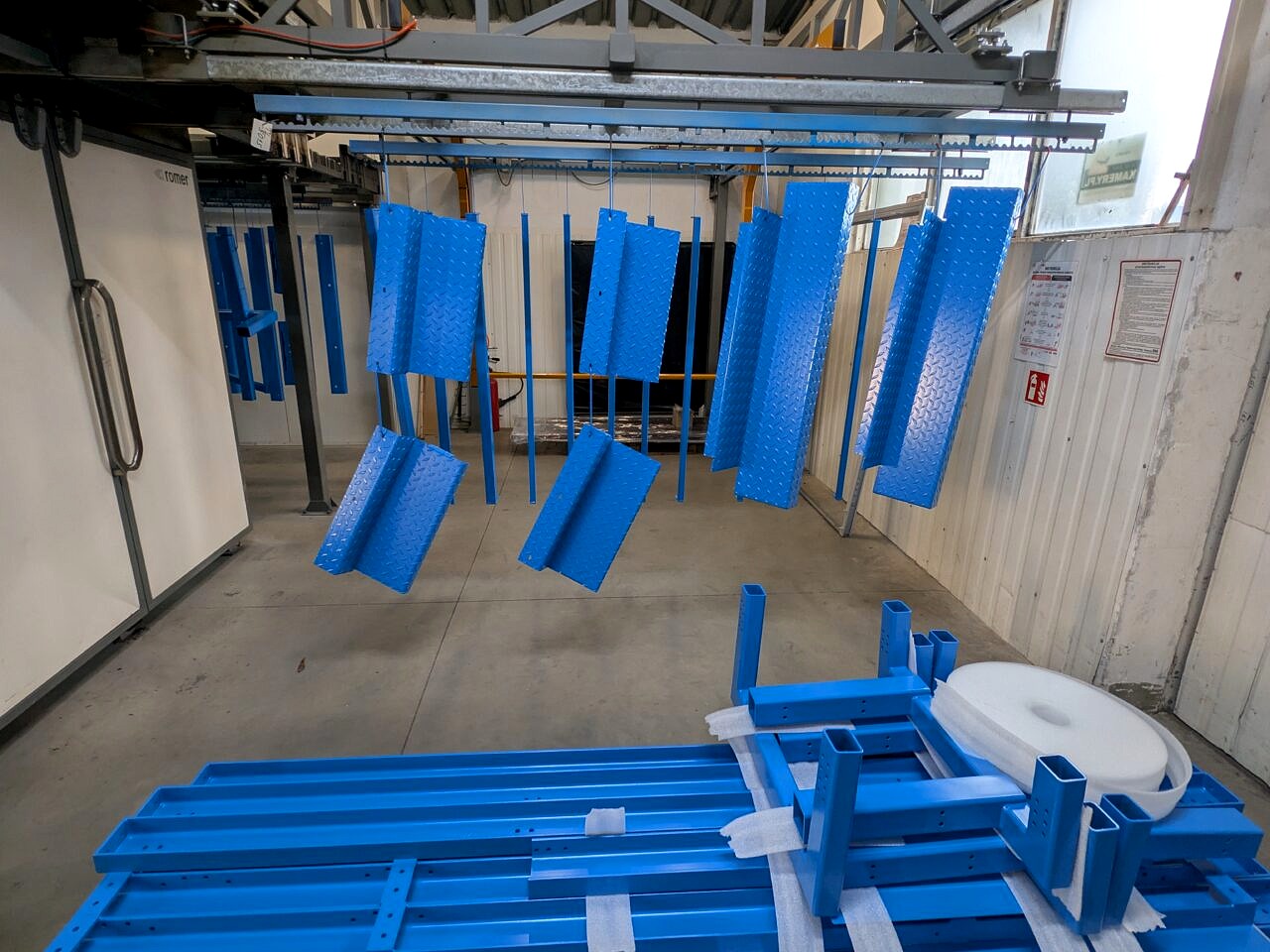 Realizacja: malowanie proszkowe schodków i elementów konstrukcyjnych ~150 m², gabaryty do 8 m