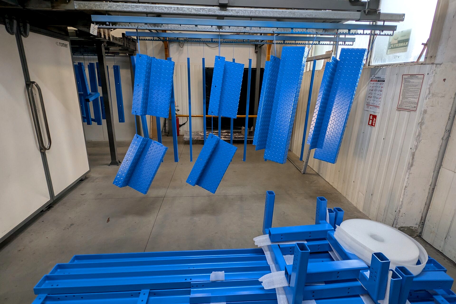 Realizacja: malowanie proszkowe schodków i elementów konstrukcyjnych ~150 m², gabaryty do 8 m