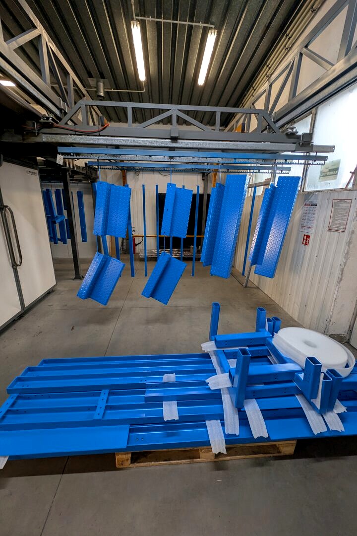 Realizacja: malowanie proszkowe schodków i elementów konstrukcyjnych ~150 m², gabaryty do 8 m
