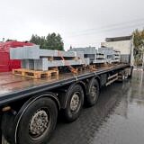 Załadowane konstrukcje stalowe po malowaniu proszkowym RAL 9006 w Lakierni Koczargi