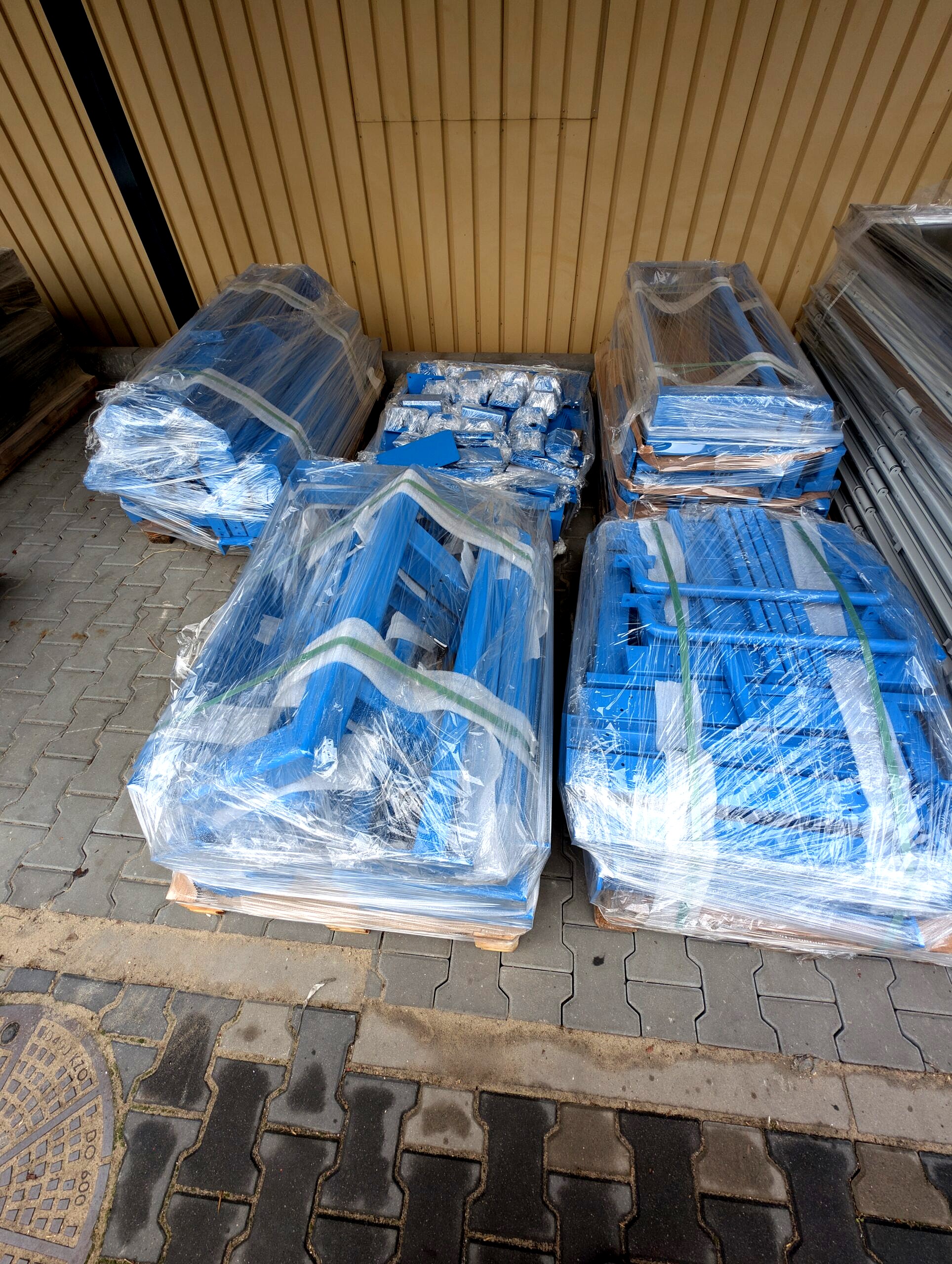Zapakowane gotowe elementy stalowe po malowaniu proszkowym – realizacja ok. 150 m² w lakierni Koczargi