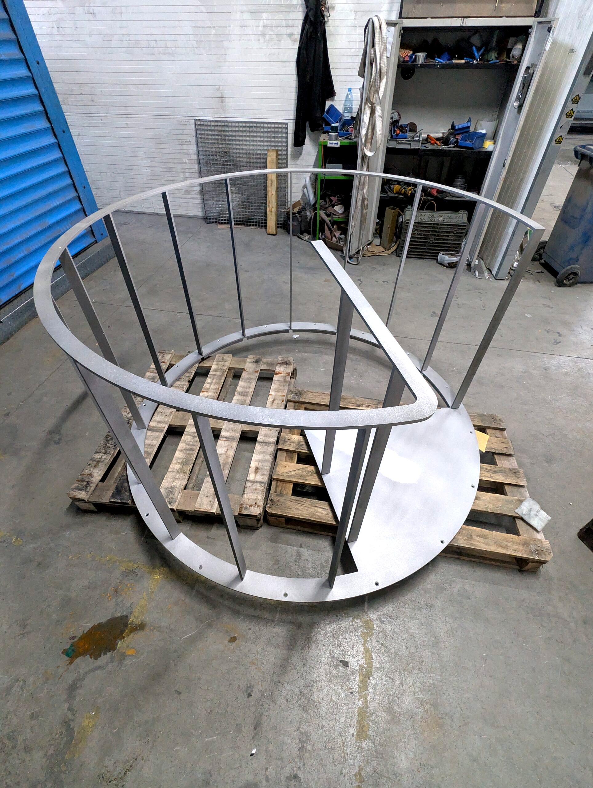 Balustrada schodów spiralnych po śrutowaniu, przygotowana do malowania proszkowego: czarny podkład epoksydowy i nawierzchnia RAL 9005 drobna struktura – Lakiernia Koczargi, Warszawa