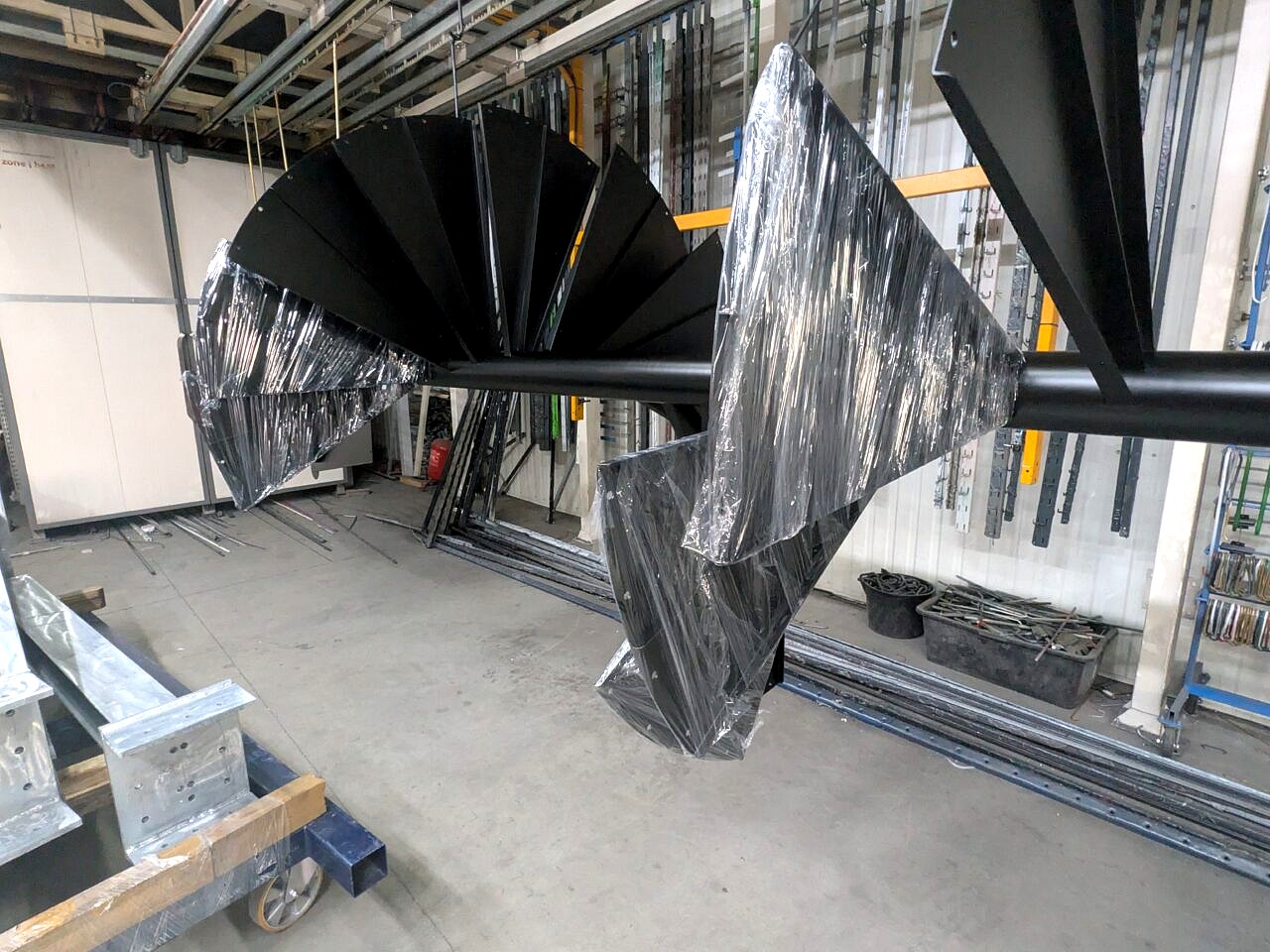 Malowanie proszkowe wielkogabarytowych schodów spiralnych (do 8 m) w RAL 9005 – technologia w praktyce