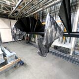 Schody spiralne po malowaniu proszkowym RAL 9005, częściowo owinięte folią stretch – zabezpieczenie elementu wielkogabarytowego do 8 m przed transportem.