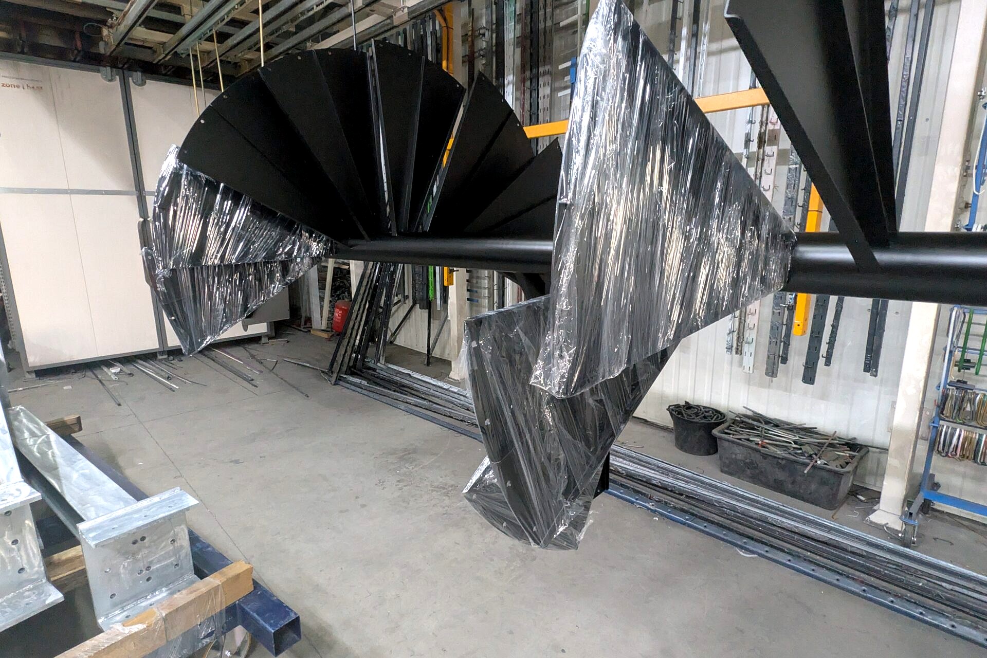 Malowanie proszkowe wielkogabarytowych schodów spiralnych (do 8 m) w RAL 9005 – technologia w praktyce