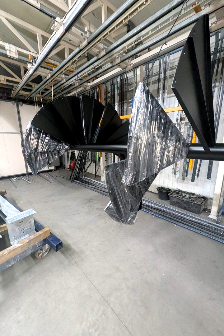 Malowanie proszkowe wielkogabarytowych schodów spiralnych (do 8 m) w RAL 9005 – technologia w praktyce