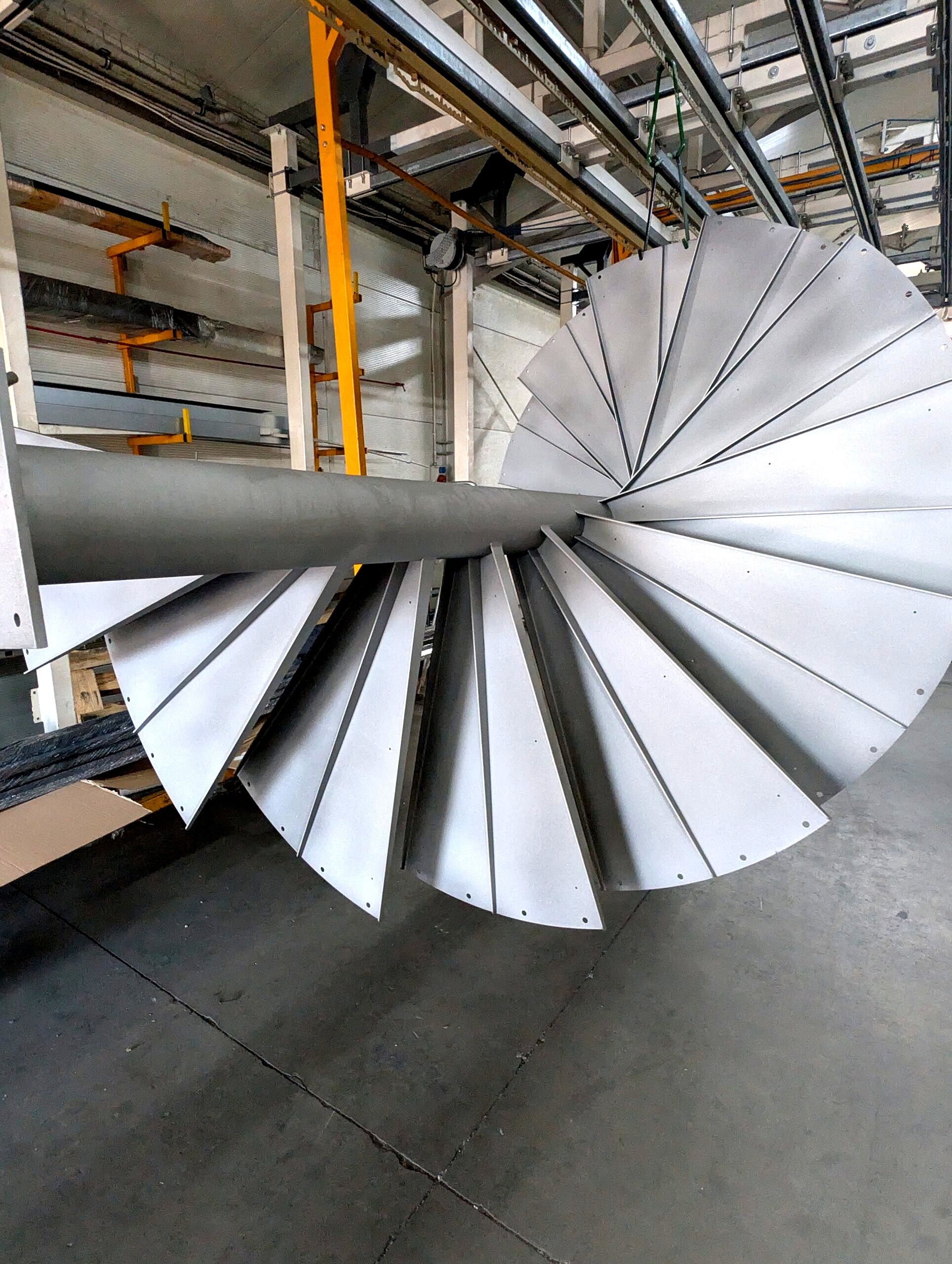 Schody spiralne stalowe po śrutowaniu — czysta, zmatowiona powierzchnia przygotowana do malowania proszkowego RAL 9005, element do 8 m.