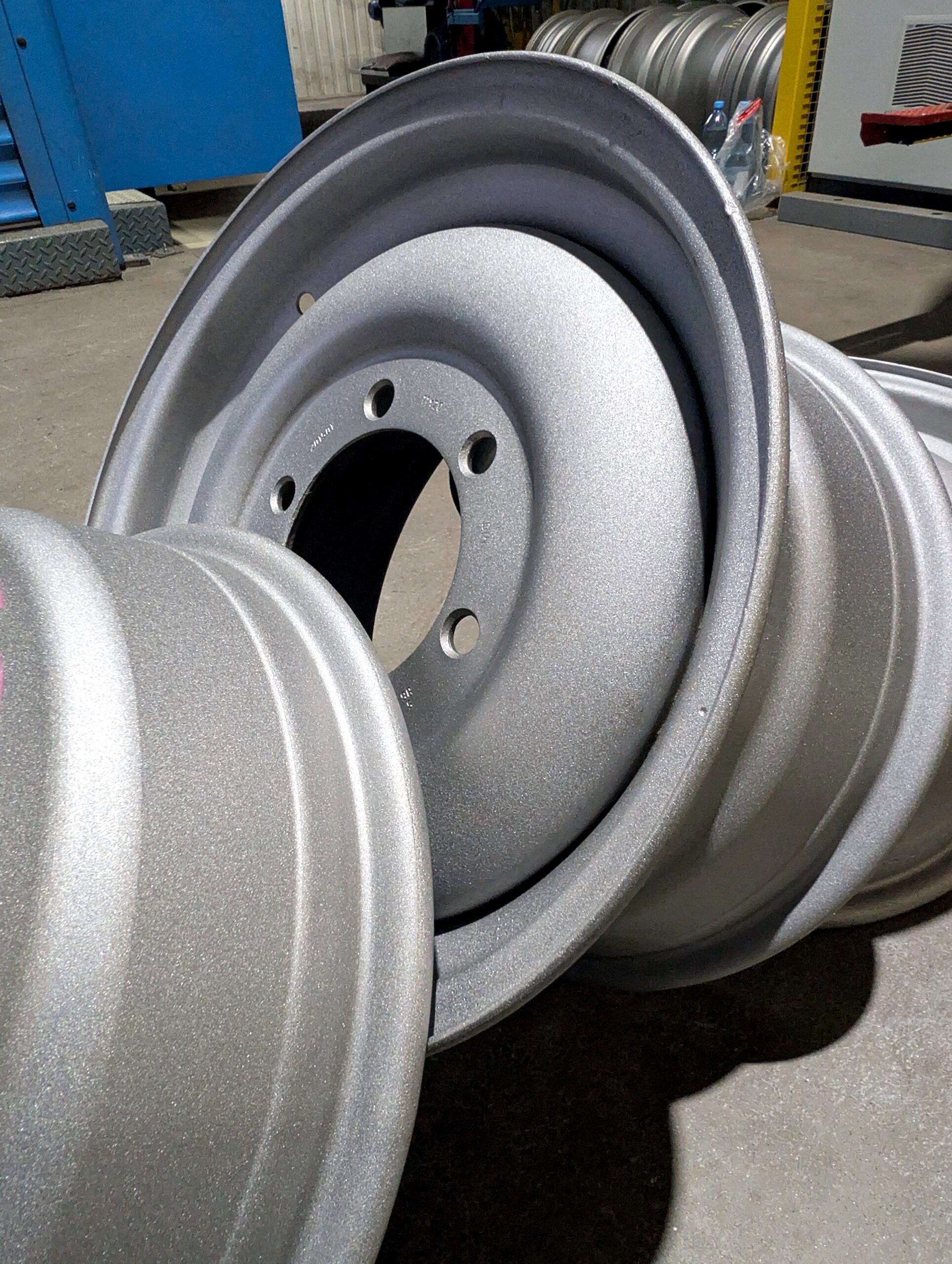 Felga stalowa po piaskowaniu – równomiernie oczyszczona powierzchnia przygotowana do malowania proszkowego