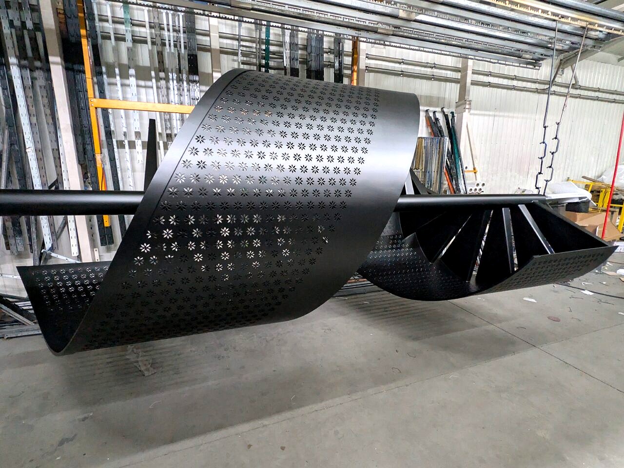 Schody spiralne z perforacją gwiazdkową – przygotowanie, podkład i malowanie proszkowe RAL 9005