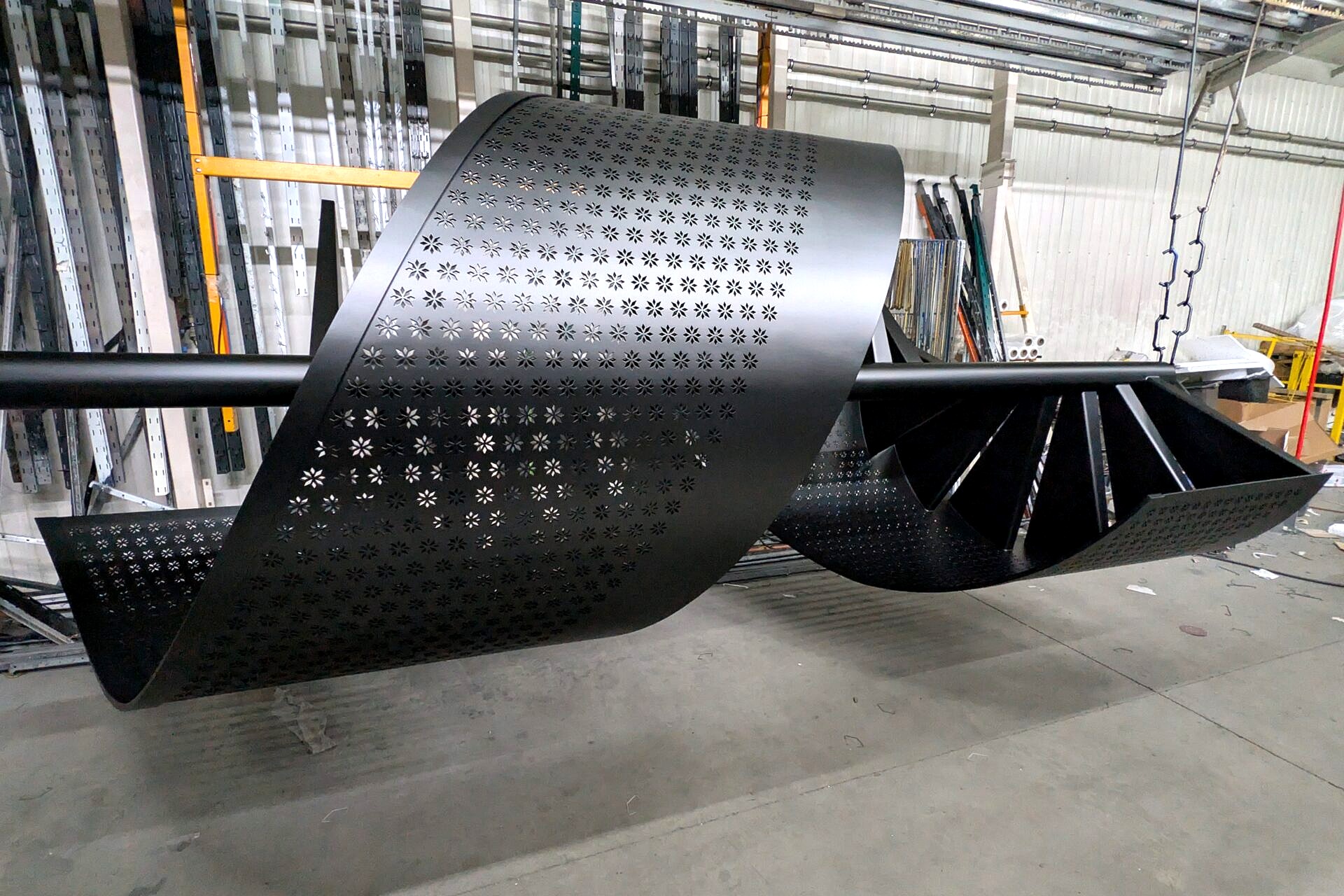 Schody spiralne z perforacją gwiazdkową – przygotowanie, podkład i malowanie proszkowe RAL 9005