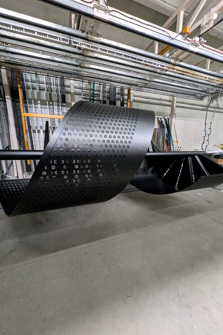 Schody spiralne z perforacją gwiazdkową – przygotowanie, podkład i malowanie proszkowe RAL 9005