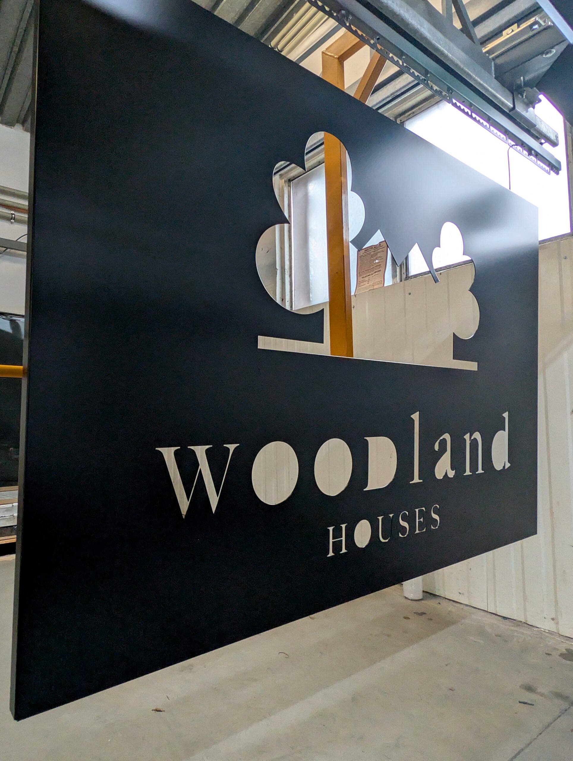 Szyld ażurowy ze stalowej blachy lakierowany proszkowo w kolorze RAL 9005