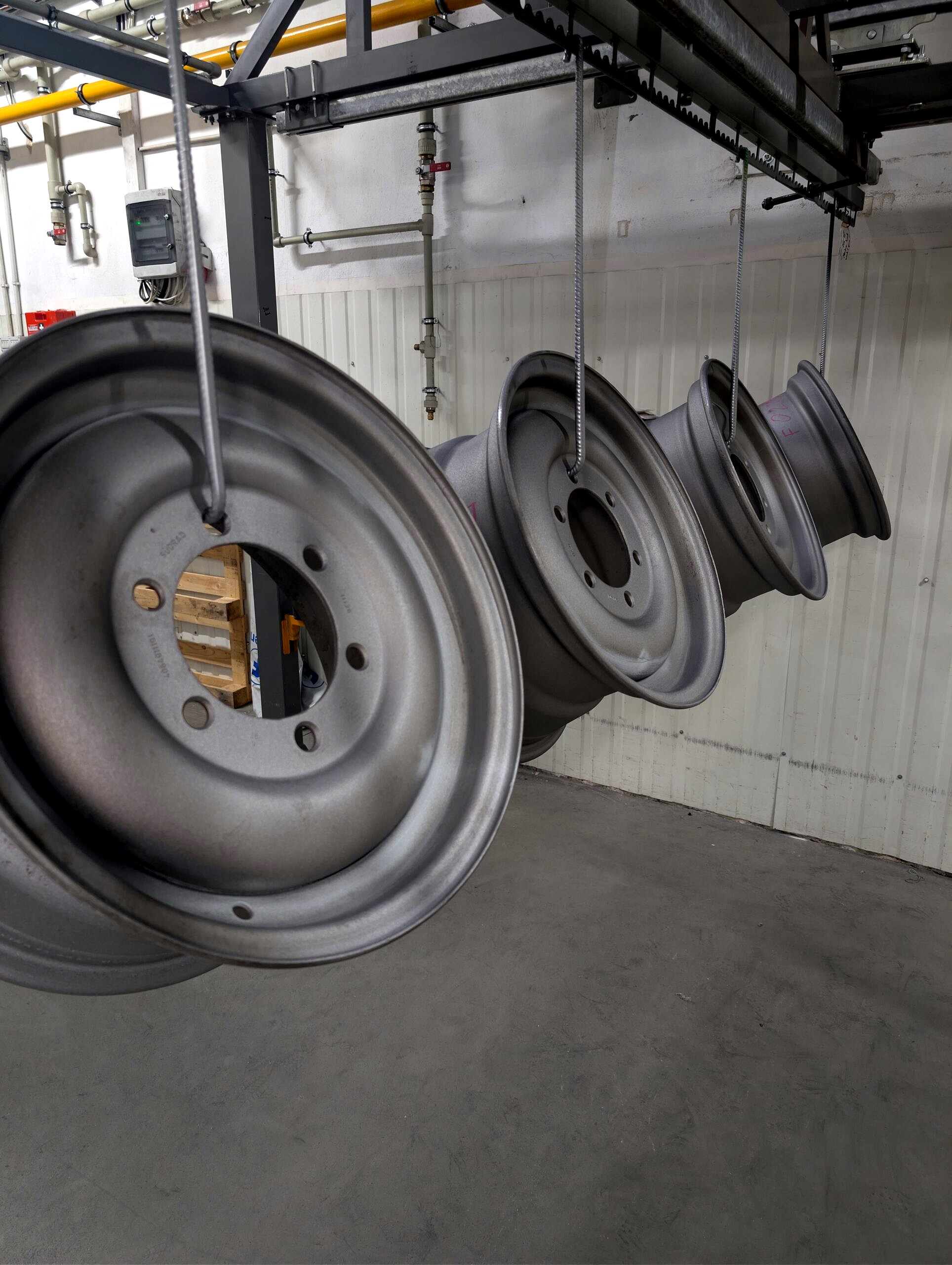 Felgi 20 cali Mercedes Unimog po śrutowaniu – przygotowanie do lakierowania proszkowego