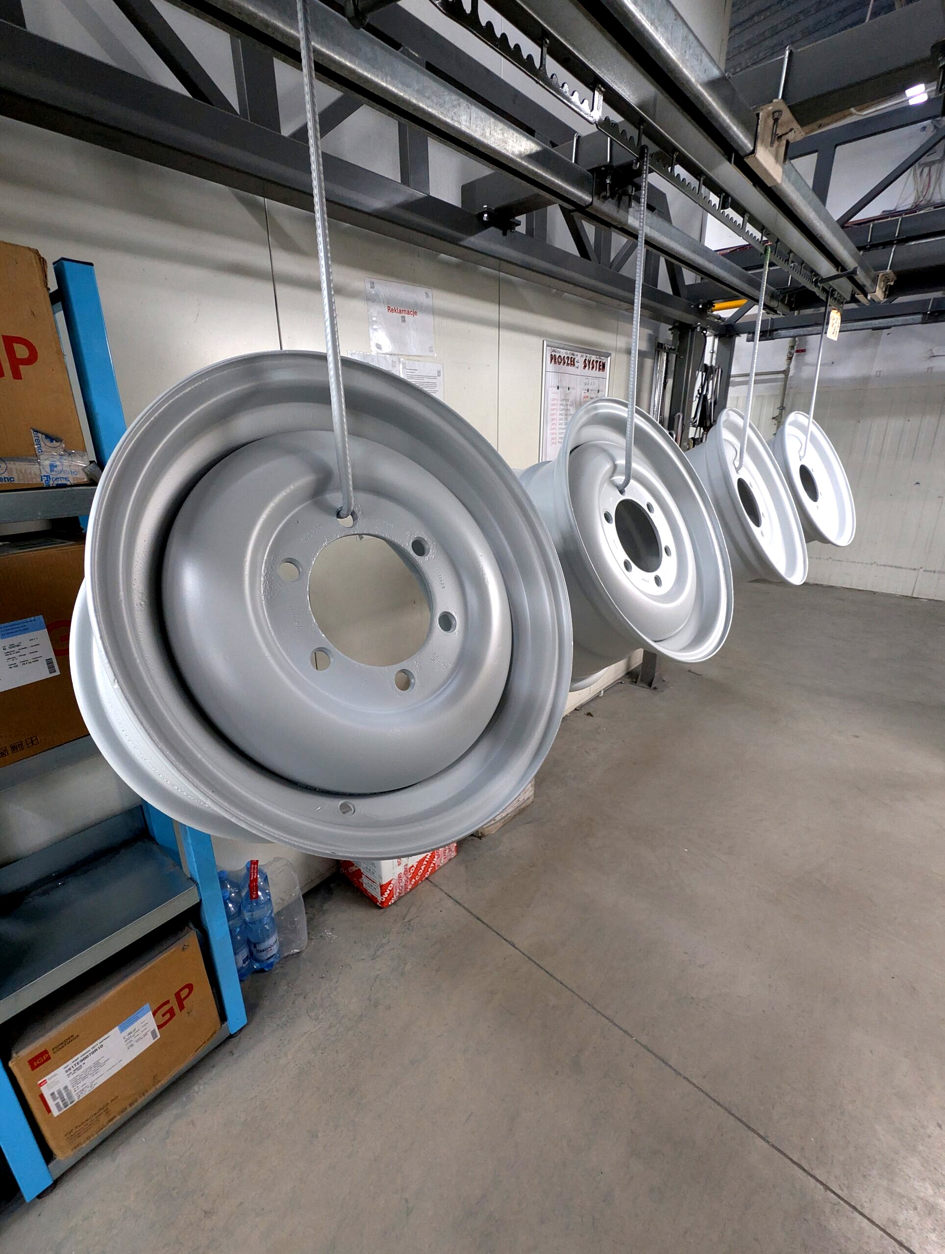 Komplet felg 20 cali Mercedes Unimog po nałożeniu podkładu epoksydowego – przygotowanie do lakierowania proszkowego