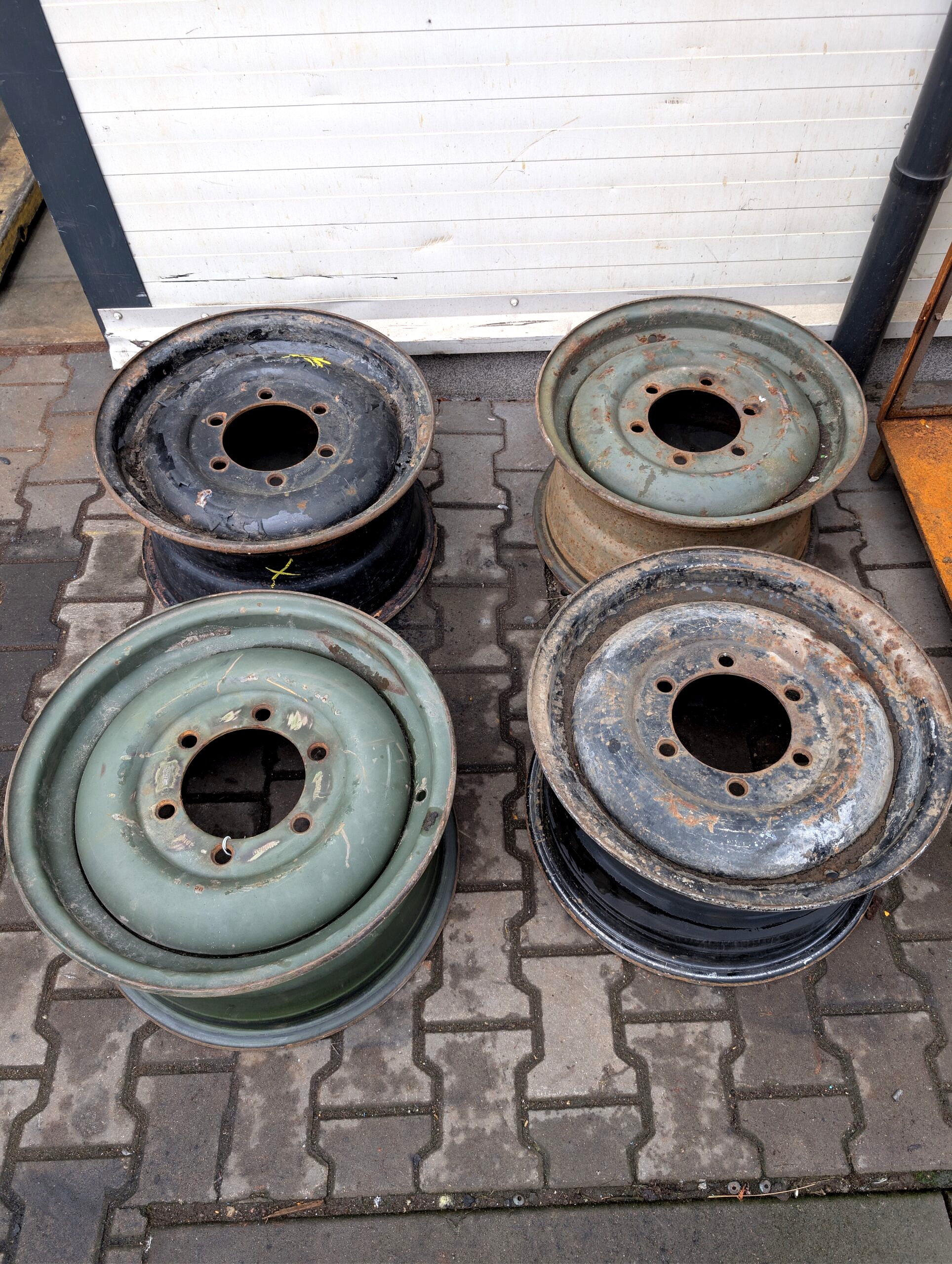 Skorodowane felgi 20 cali do klasycznego Mercedes Unimog przed renowacją i lakierowaniem proszkowym