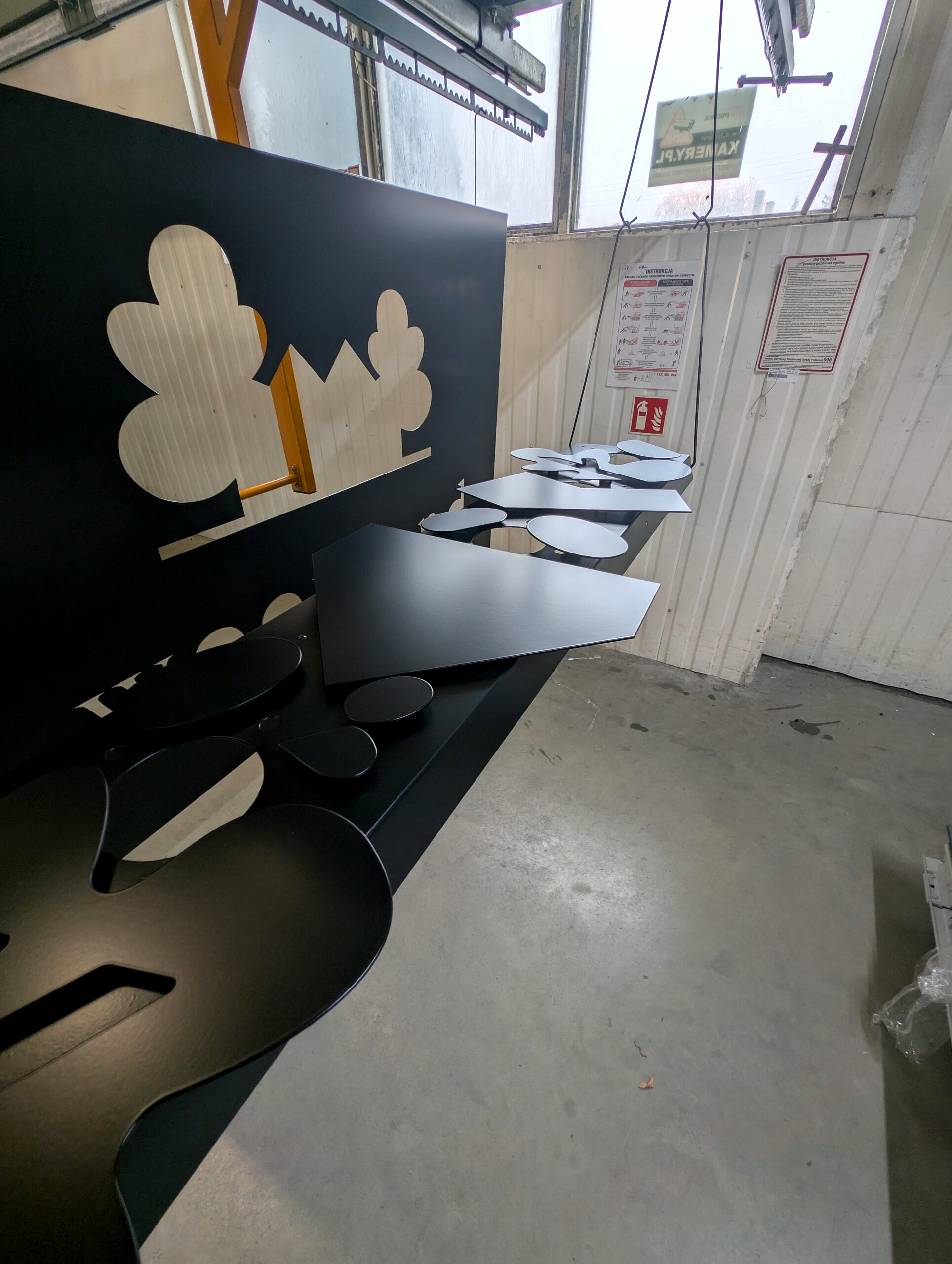 Lakierowanie proszkowe elementów o nietypowych kształtach w kolorze RAL 9005 czarny mat