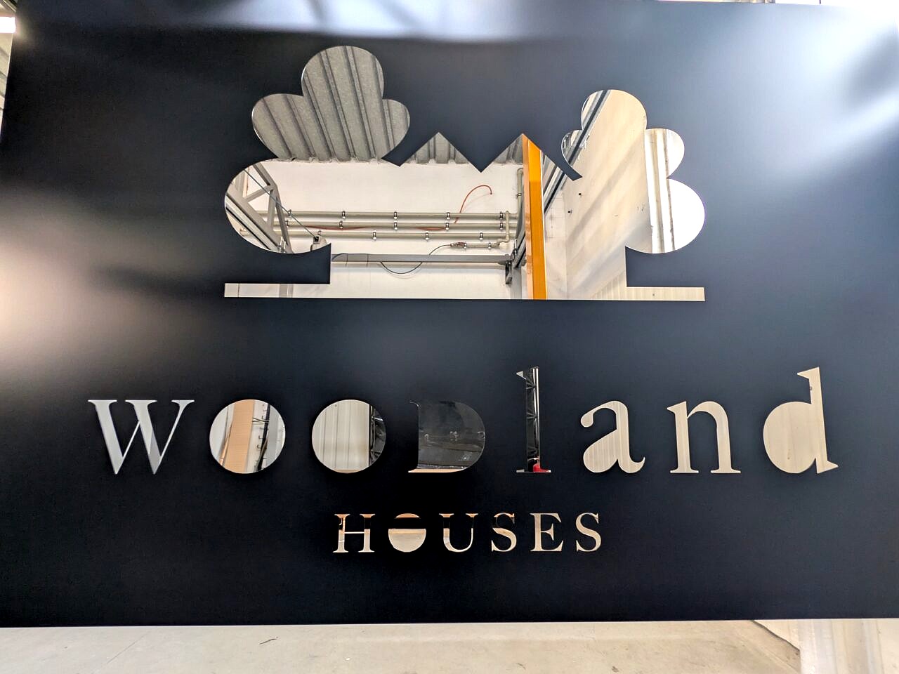 Lakierowanie proszkowe RAL 9005 – ażurowy szyld ze stalowej blachy