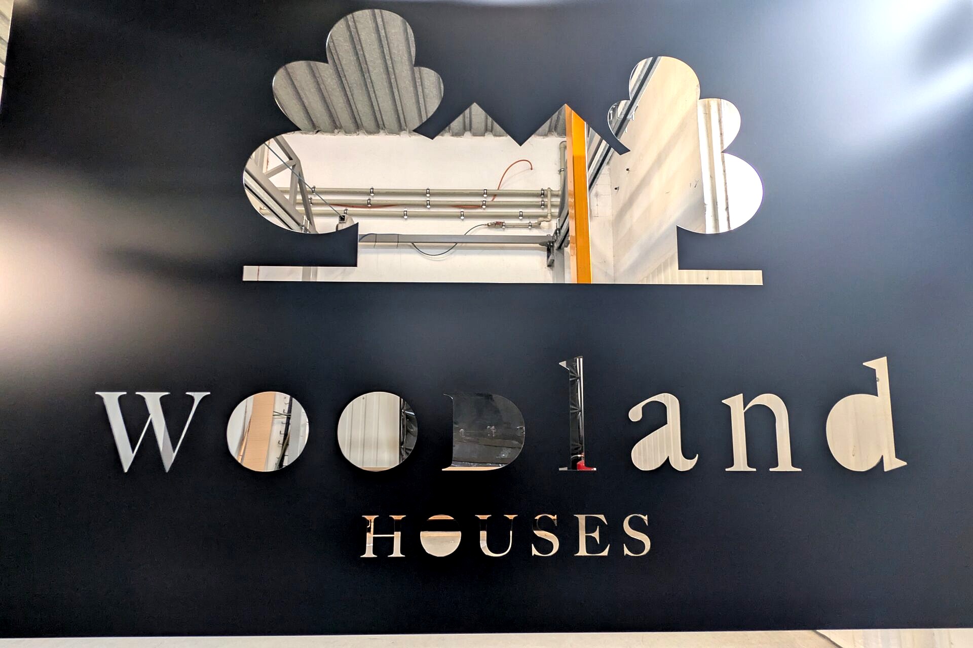 Lakierowanie proszkowe RAL 9005 – ażurowy szyld ze stalowej blachy