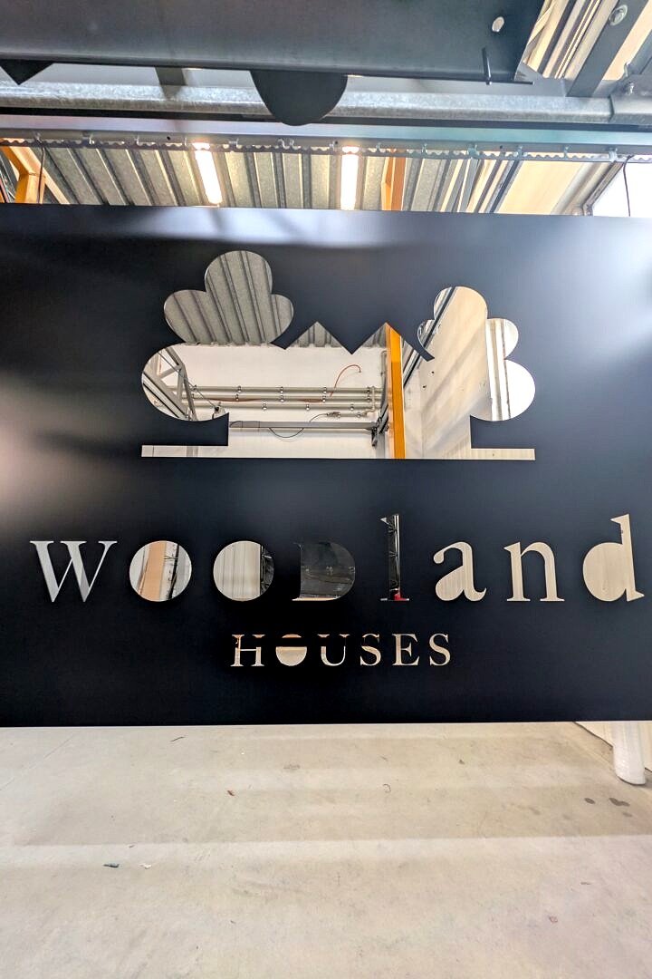 Lakierowanie proszkowe RAL 9005 – ażurowy szyld ze stalowej blachy