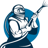 Operator śrutownicy w kombinezonie ochronnym podczas pracy – śrutowanie stali