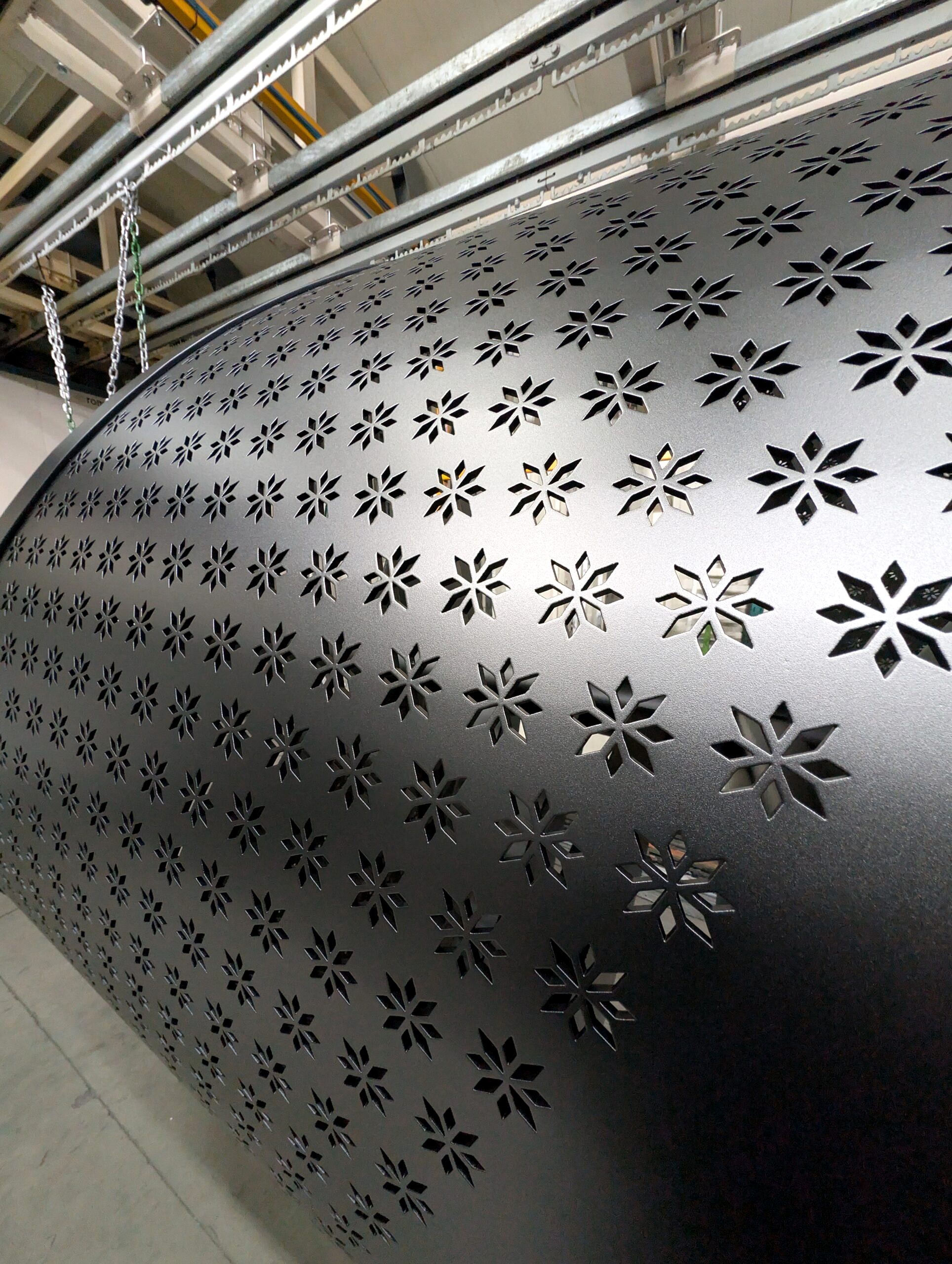 Schody perforowane po malowaniu proszkowym RAL 9005 – drobna struktura