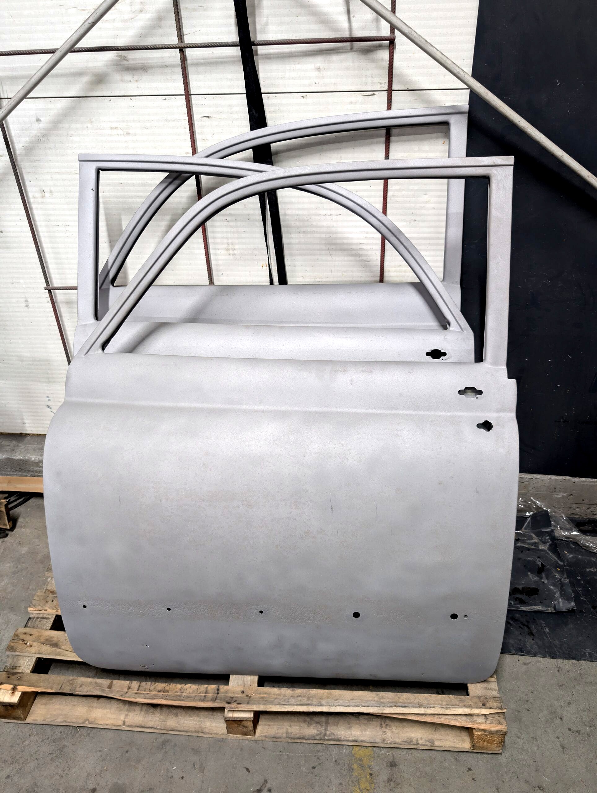 Drzwi klasycznego samochodu po piaskowaniu – oczyszczone elementy karoserii przygotowane do renowacji i malowania