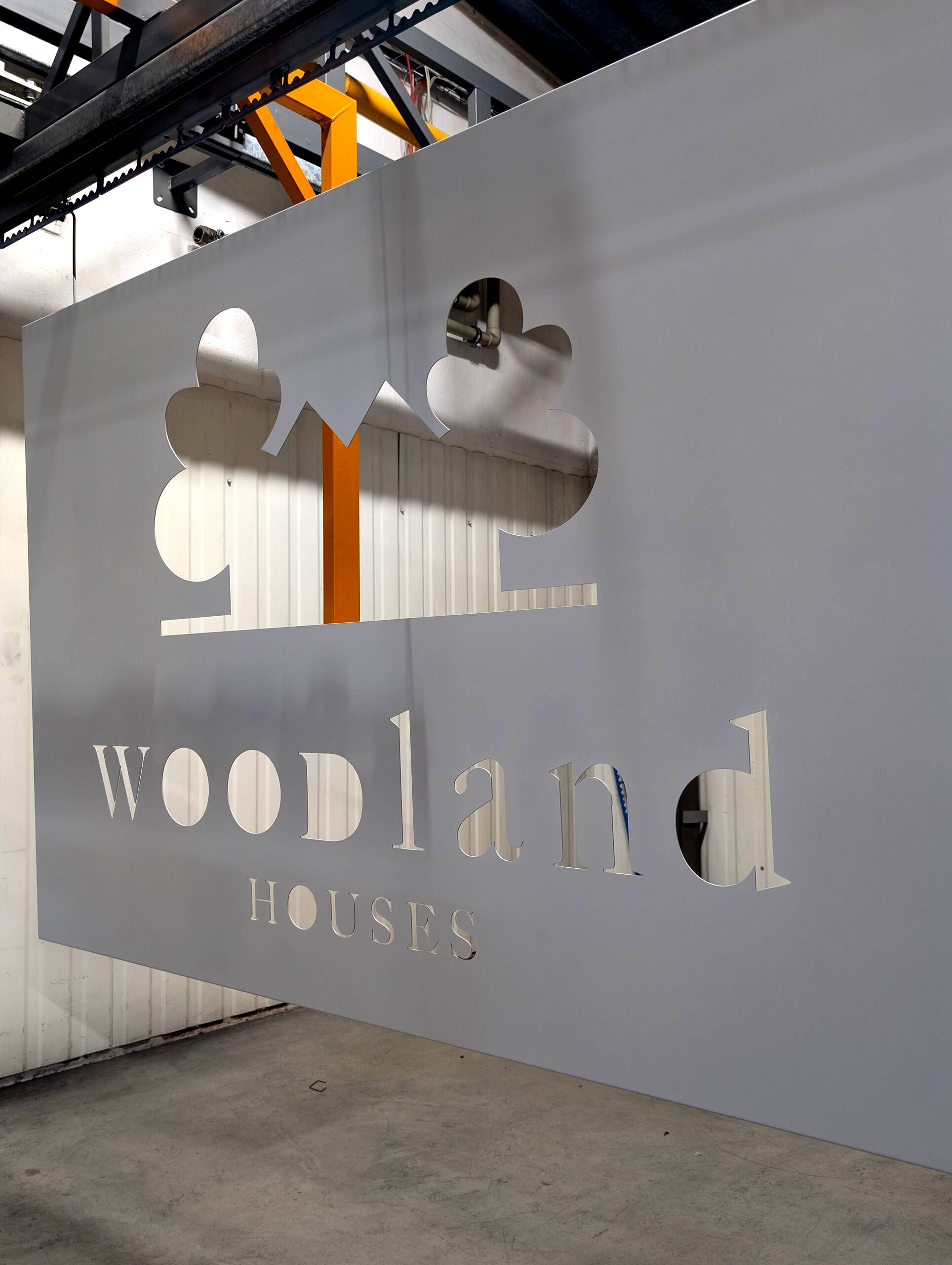 Stalowy szyld w trakcie nakładania podkładu epoksydowego przed lakierowaniem proszkowym