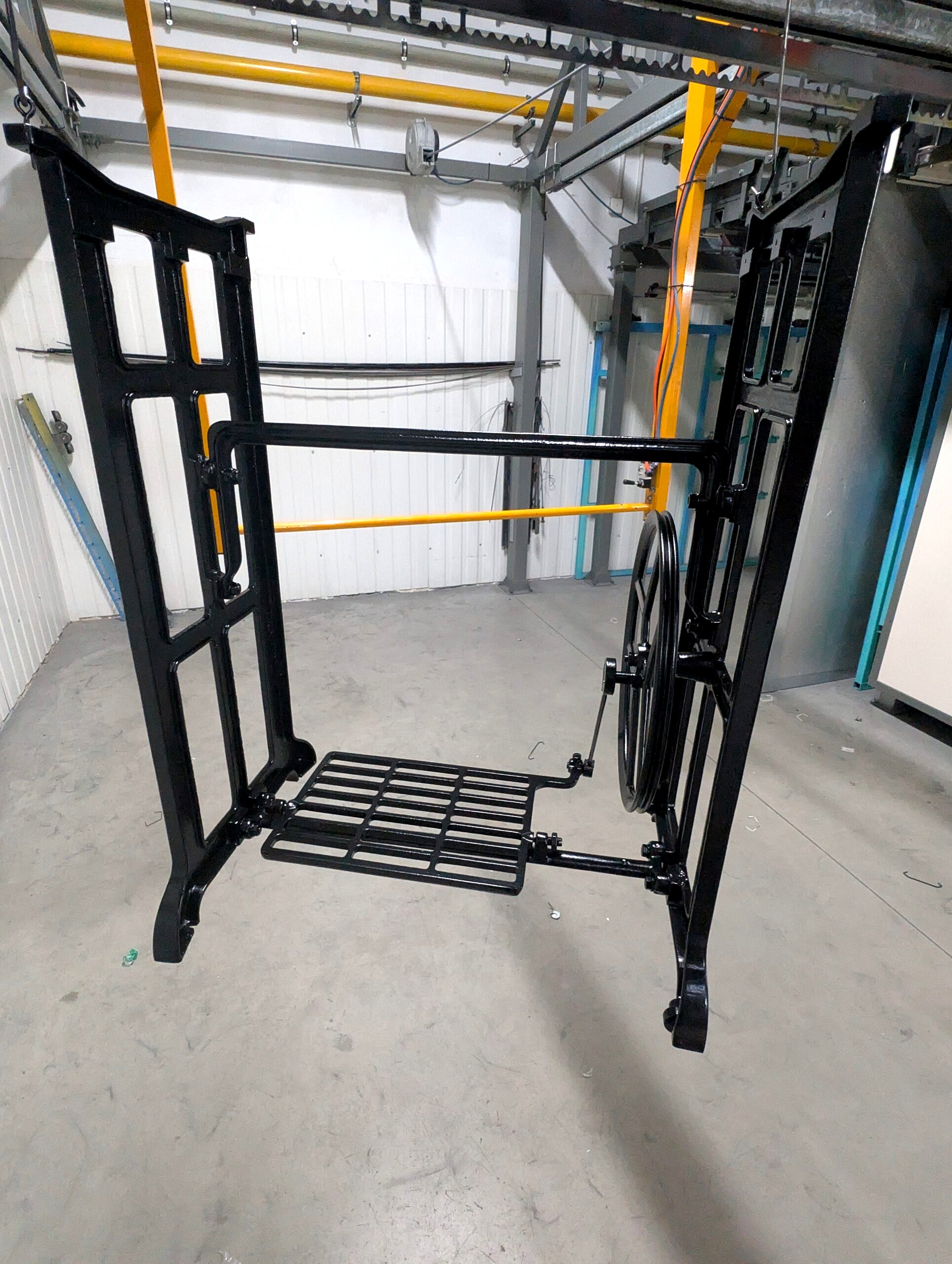 Stalowa rama maszyny do szycia po lakierowaniu proszkowym Jet Black RAL 9005