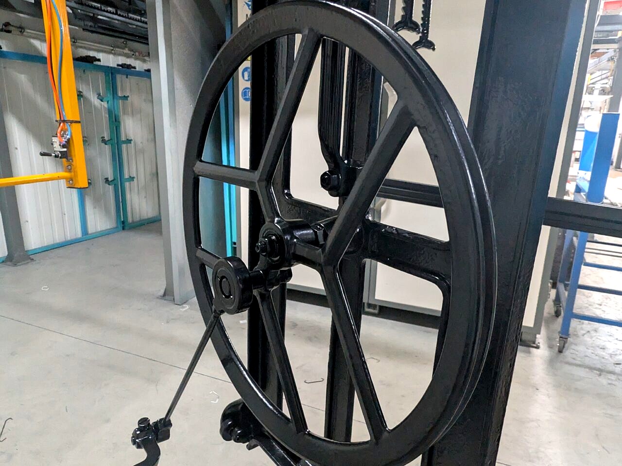 Renowacja klasycznej maszyny do szycia – śrutowanie + malowanie proszkowe w kolorze Jet Black RAL 9005