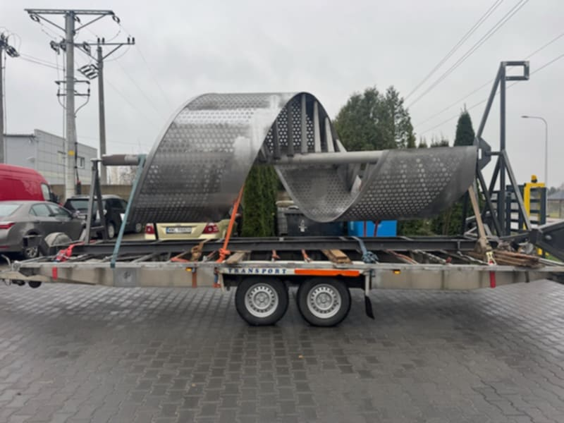 Metalowe schody spiralne przed renowacją – stan przed piaskowaniem i malowaniem proszkowym