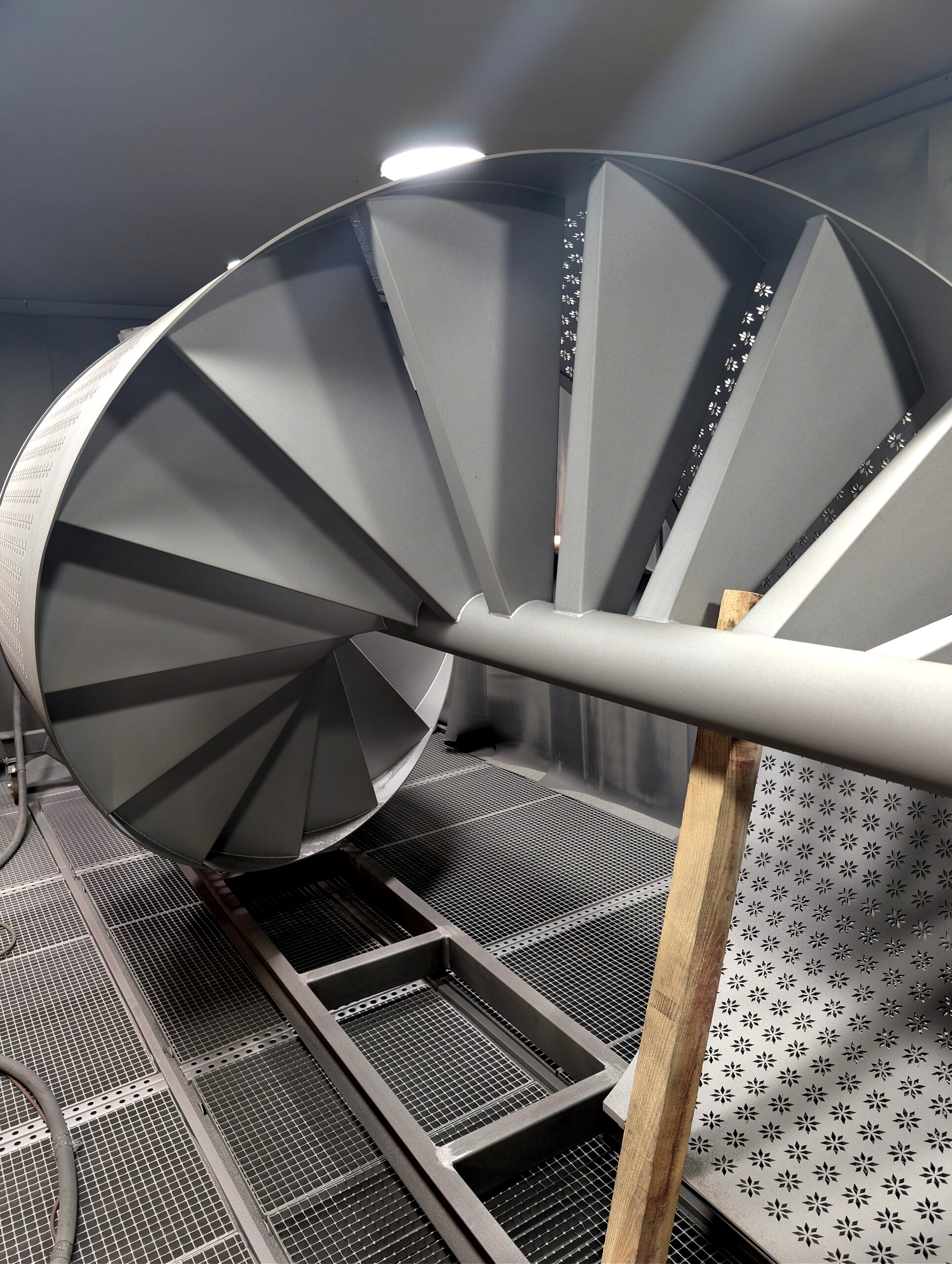 Schody spiralne po śrutowaniu – oczyszczona i zmatowiona powierzchnia przygotowana do malowania