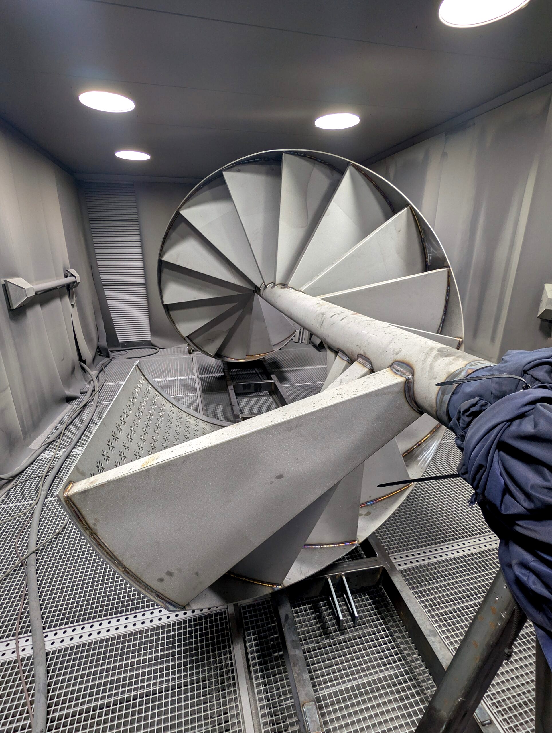 Schody spiralne przed śrutowaniem – zabrudzenia i ślady korozji na powierzchni