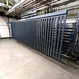 Aluminiowa brama po malowaniu proszkowym RAL 7016 mat – duży gabaryt na linii lakierniczej.