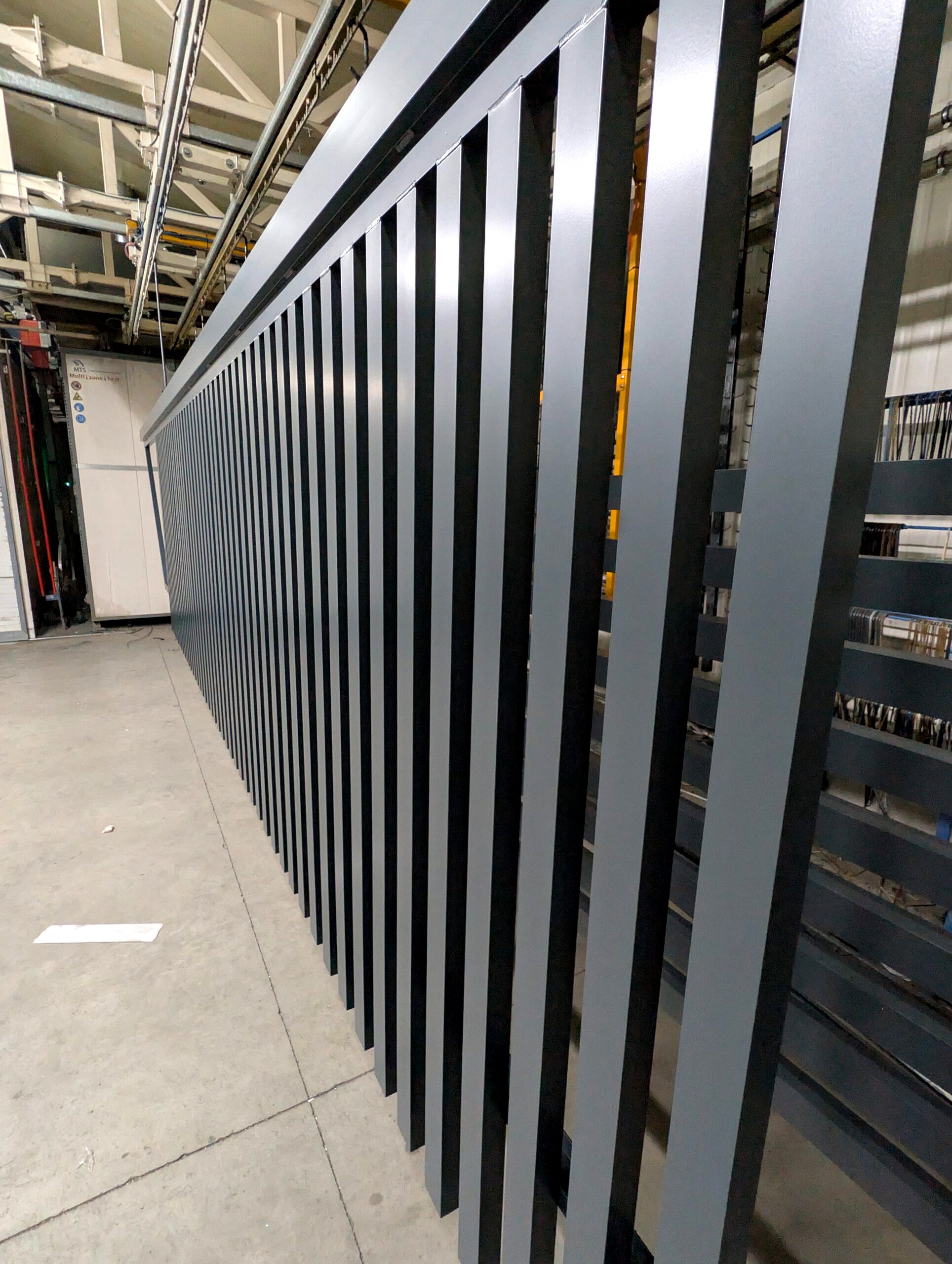 Aluminiowa brama po malowaniu proszkowym w kolorze RAL 7016 mat – Lakiernia Koczargi.