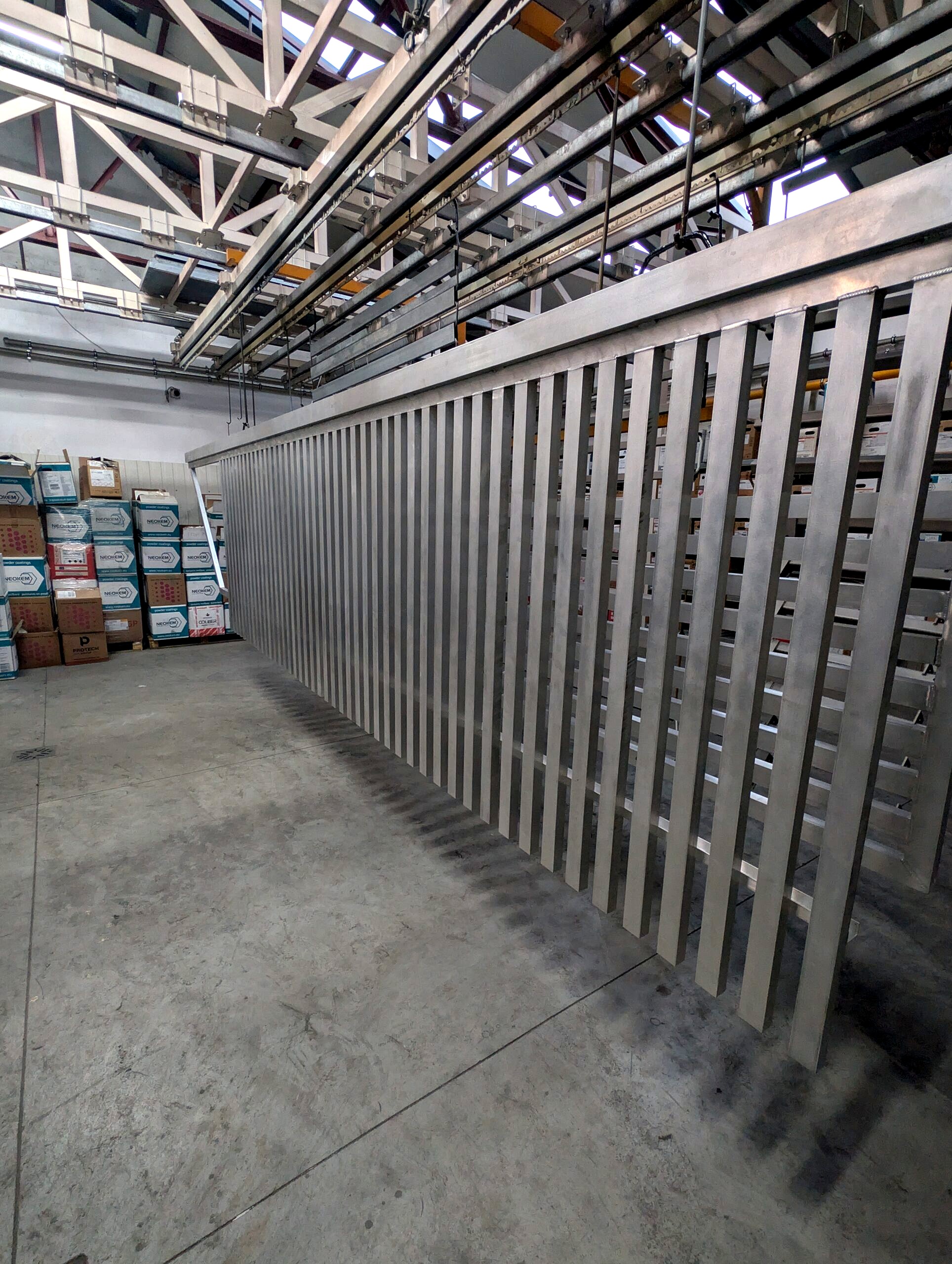 Aluminiowa brama przed malowaniem proszkowym – przygotowanie powierzchni w Lakierni Koczargi.