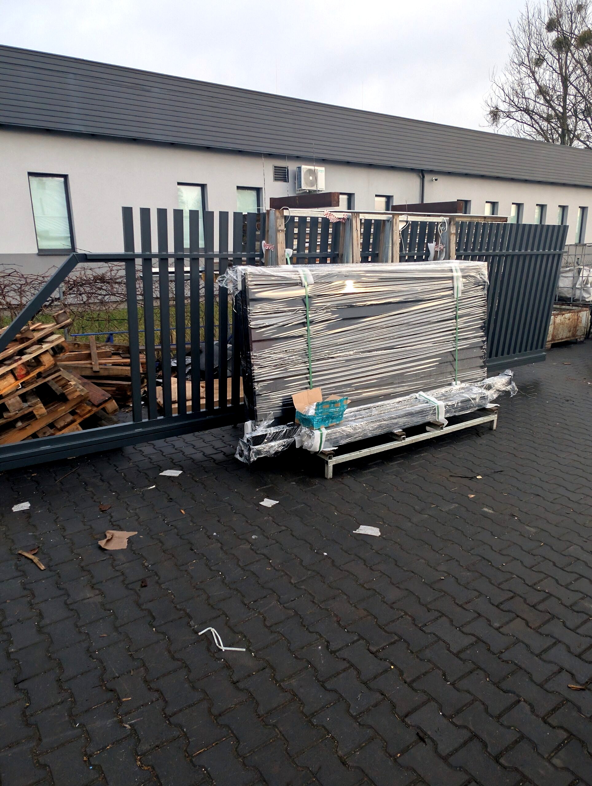 Aluminiowa brama RAL 7016 mat po malowaniu proszkowym, przygotowana do transportu.