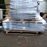 Paleta z elementami metalowymi zabezpieczona folią stretch i taśmami spinającymi, przygotowana do transportu w Lakierni Koczargi