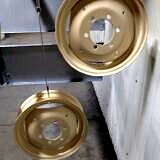 Felga ciągnikowa po renowacji – malowanie proszkowe w kolorze wybranym przez klienta