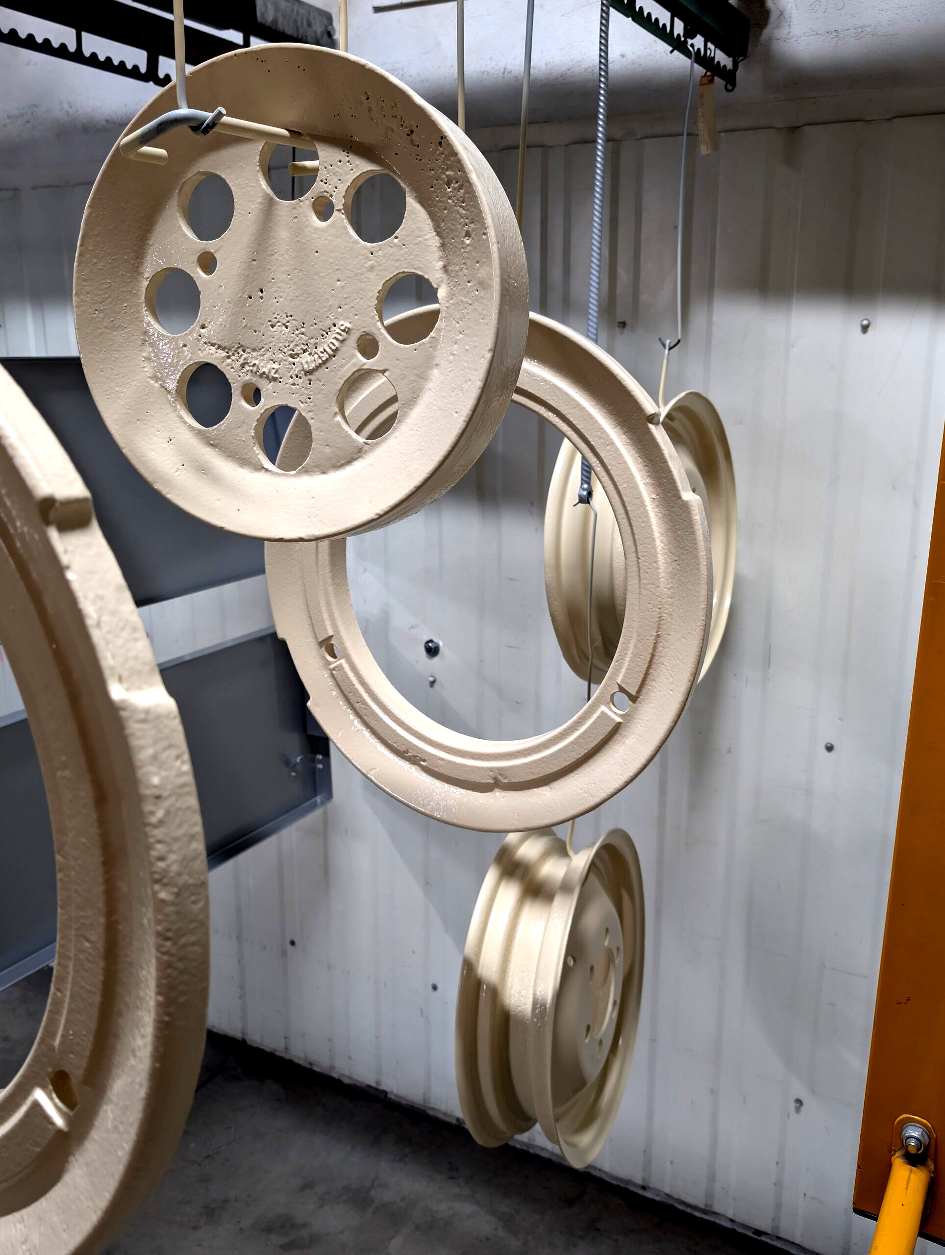 Felgi ciągnikowe po renowacji – malowanie proszkowe RAL 1015