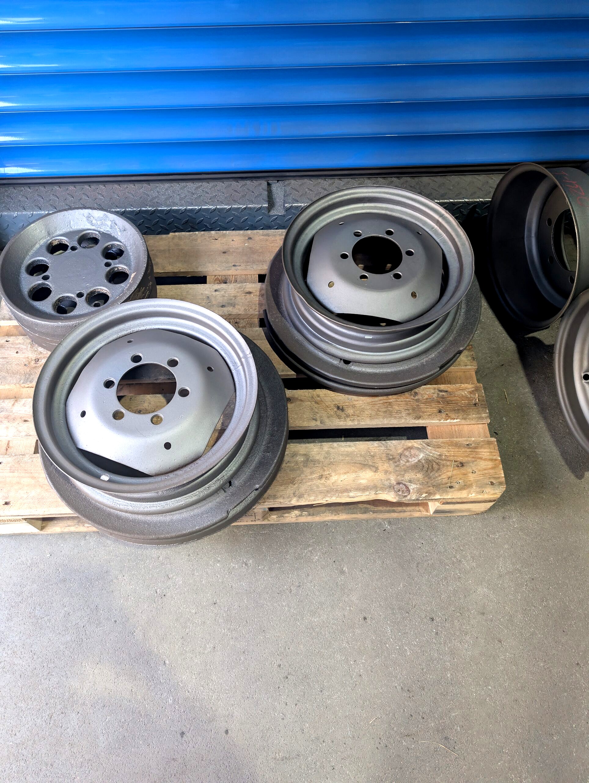 Felgi ciągnikowe po wstępnym śrutowaniu w maszynie – przygotowanie do dalszej renowacji