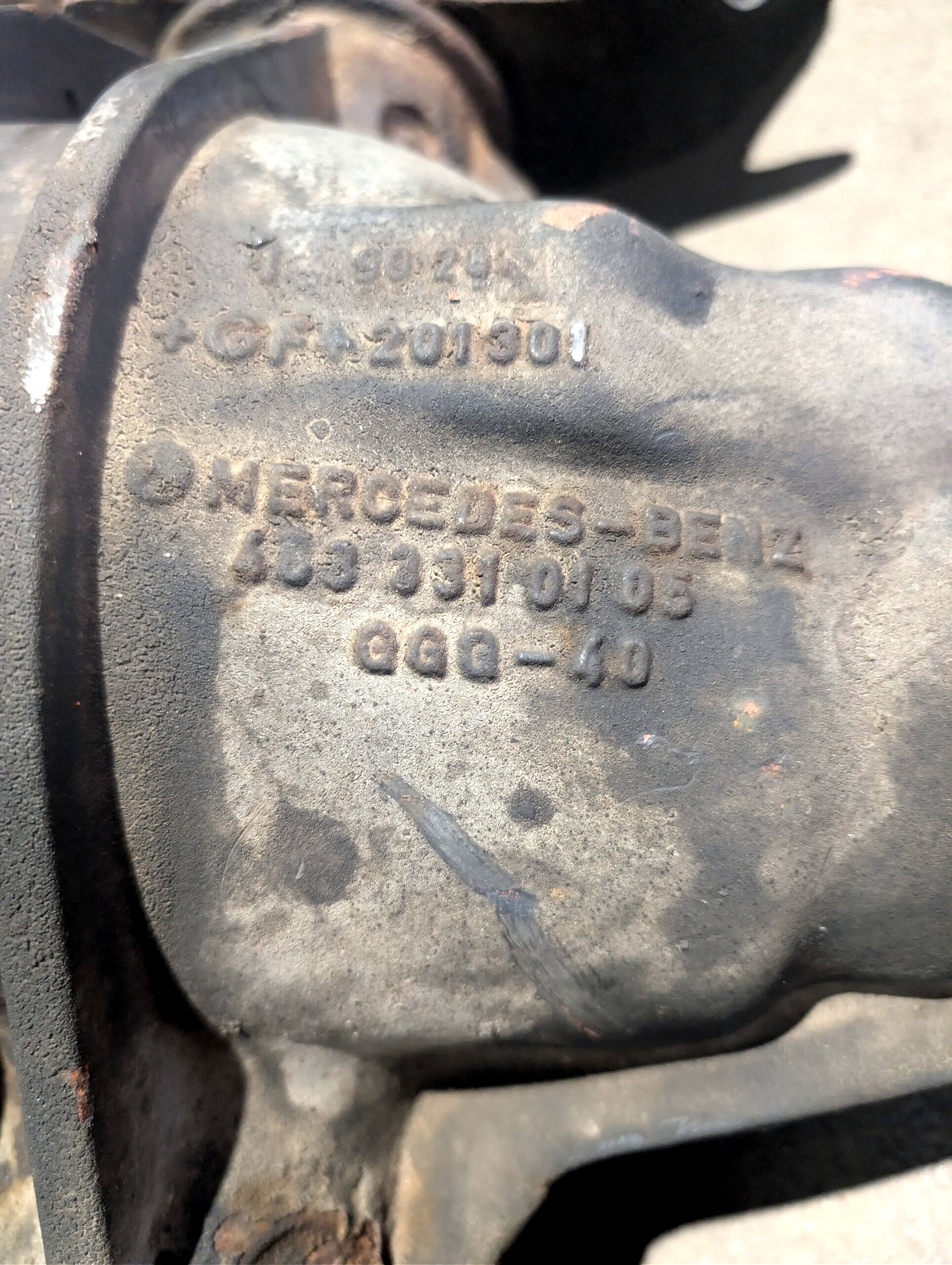 Detal mostu napędowego przed śrutowaniem – zabrudzona powierzchnia z oznaczeniami