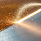 Grafika przedstawiająca proces śrutowania powierzchni stalowej