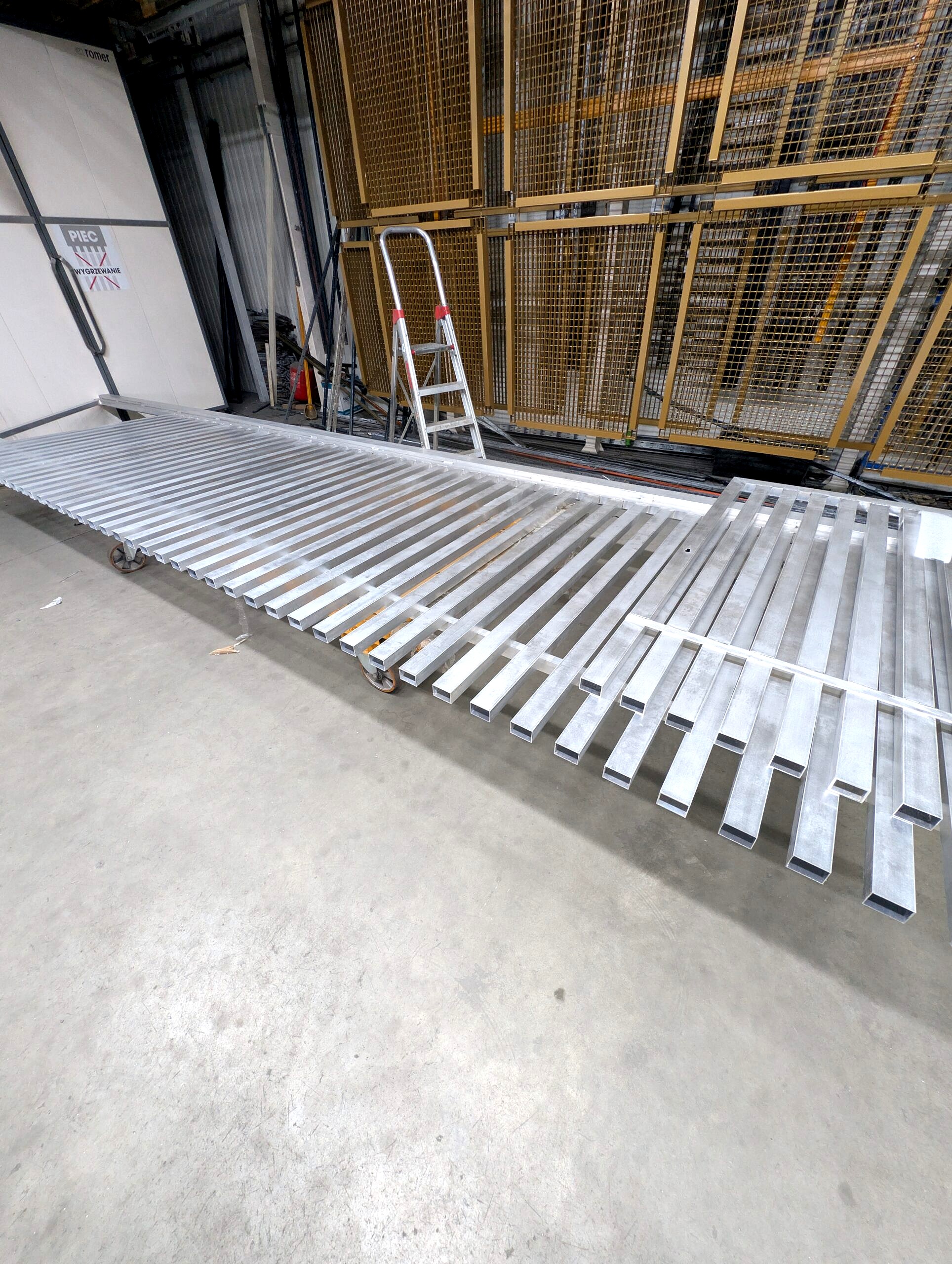 Aluminiowa brama po szlifowaniu przygotowana do malowania proszkowego